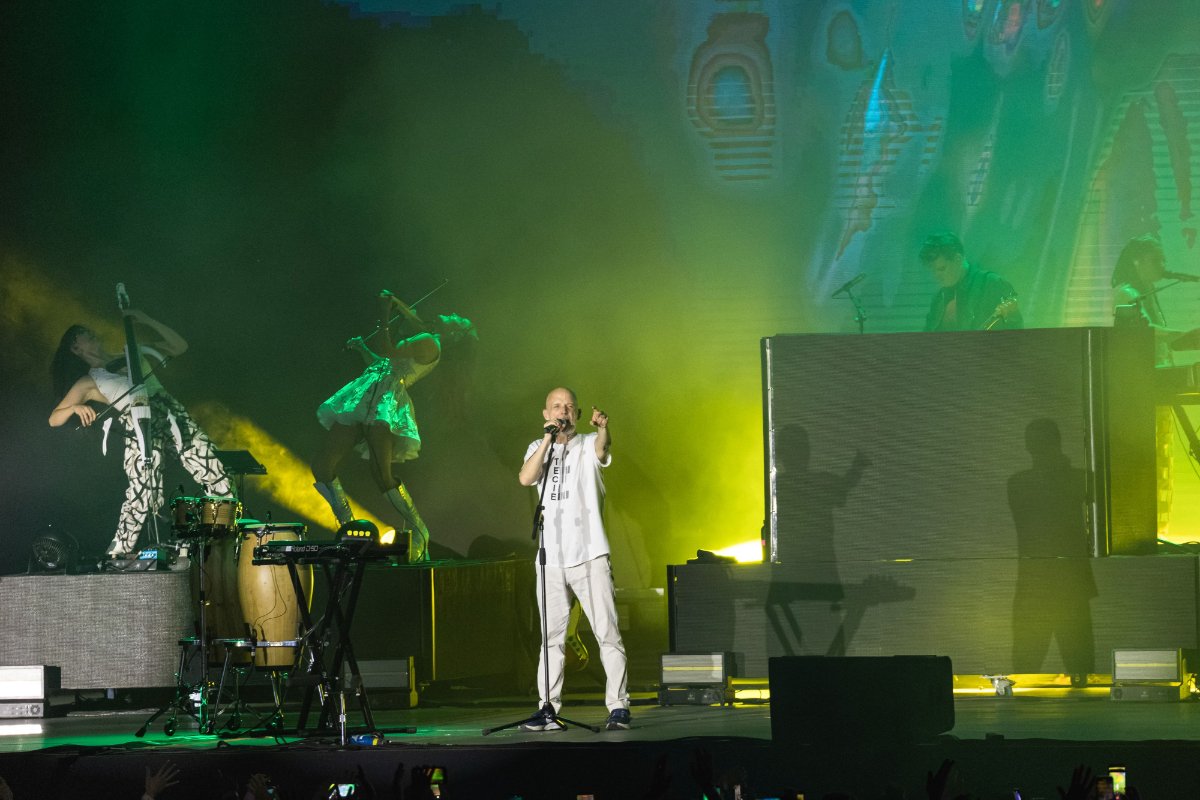Moby je sinoć na Kalemegdanu održao veliki open-air koncert pred više od 11.000 ljudi i još jednom potvrdio zašto pripada malom krugu umetnika čije pesme, energija i poruke jednako snažno povezuju različite generacije.