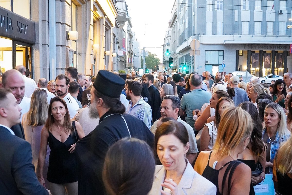 Veličanstveno otvaranje pred više od 1.000 posetilaca okupilo je na Kolarcu umetnike sa tri kontinenta, crkvene velikodostojnike, predstavnike diplomatskog kora i brojnu publiku. Beograd je postao svetsko središte savremenog ikonopisa.